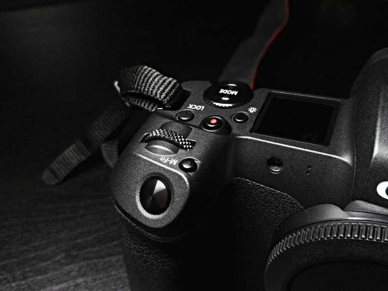 Canon EOS D - короткий, но максимально информативный обзор. Для большего удобства, добавлены характеристики, отзывы и видео.