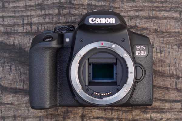 Canon EOS 850D Kit - короткий, но максимально информативный обзор. Для большего удобства, добавлены характеристики, отзывы и видео.